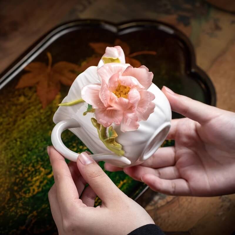 A06-207A-5 Sculpted Peony Art Mug