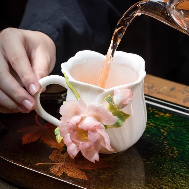 A06-207A-7 Sculpted Peony Art Mug