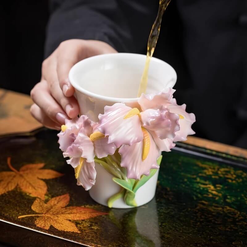 A06-224A-3 Sculpted Iris Art Mug